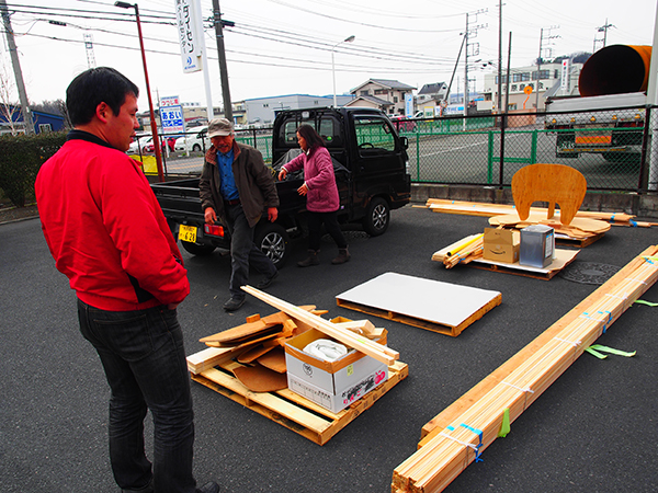 大阪分と東京分のパーツを分けながら荷降ろし